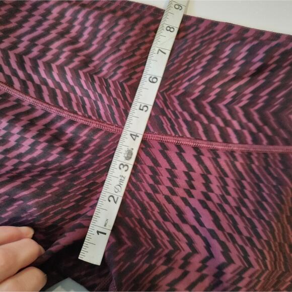 Lululemon Wunder Under Crop III in Shifted Horizon Red Grape Black Size 6 - Picture 7 of 12